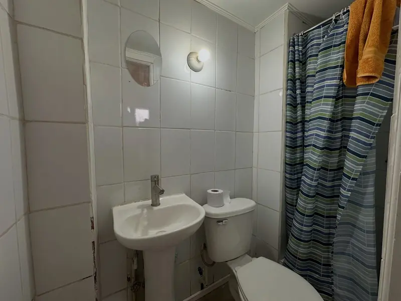 Baño de servicio del departamento en arriendo