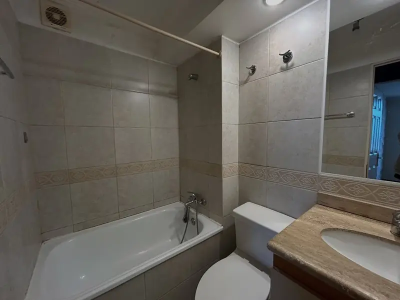 Baño completo del departamento en centro de Temuco