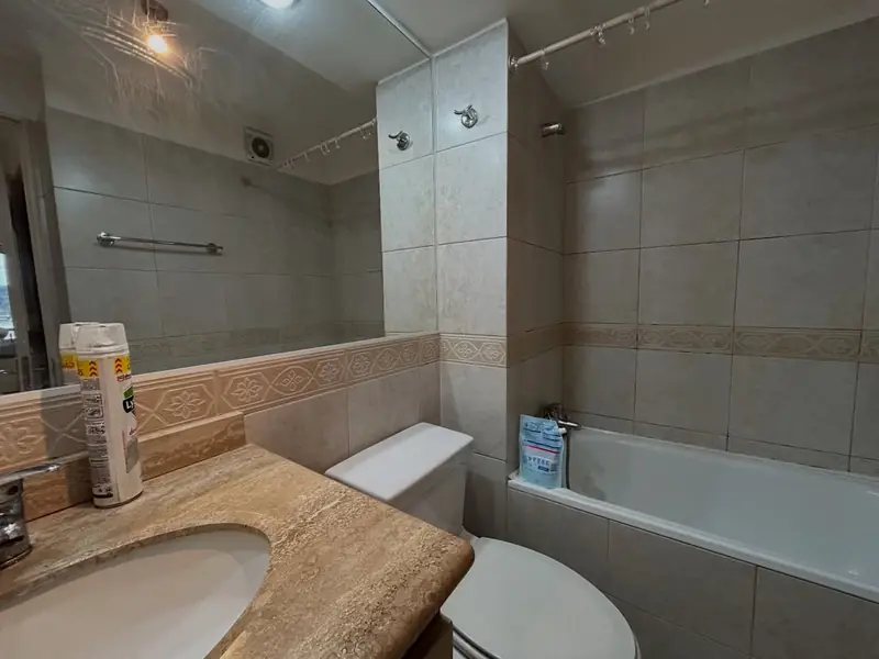Segundo baño completo del departamento en centro de Temuco