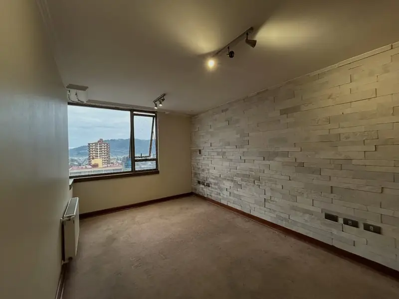 Dormitorio principal con vista del departamento en centro de Temuco