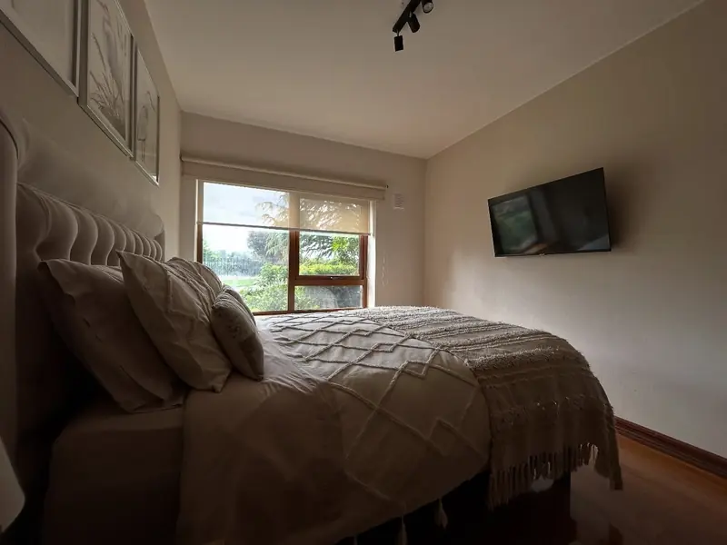 Dormitorio principal con vista al jardín