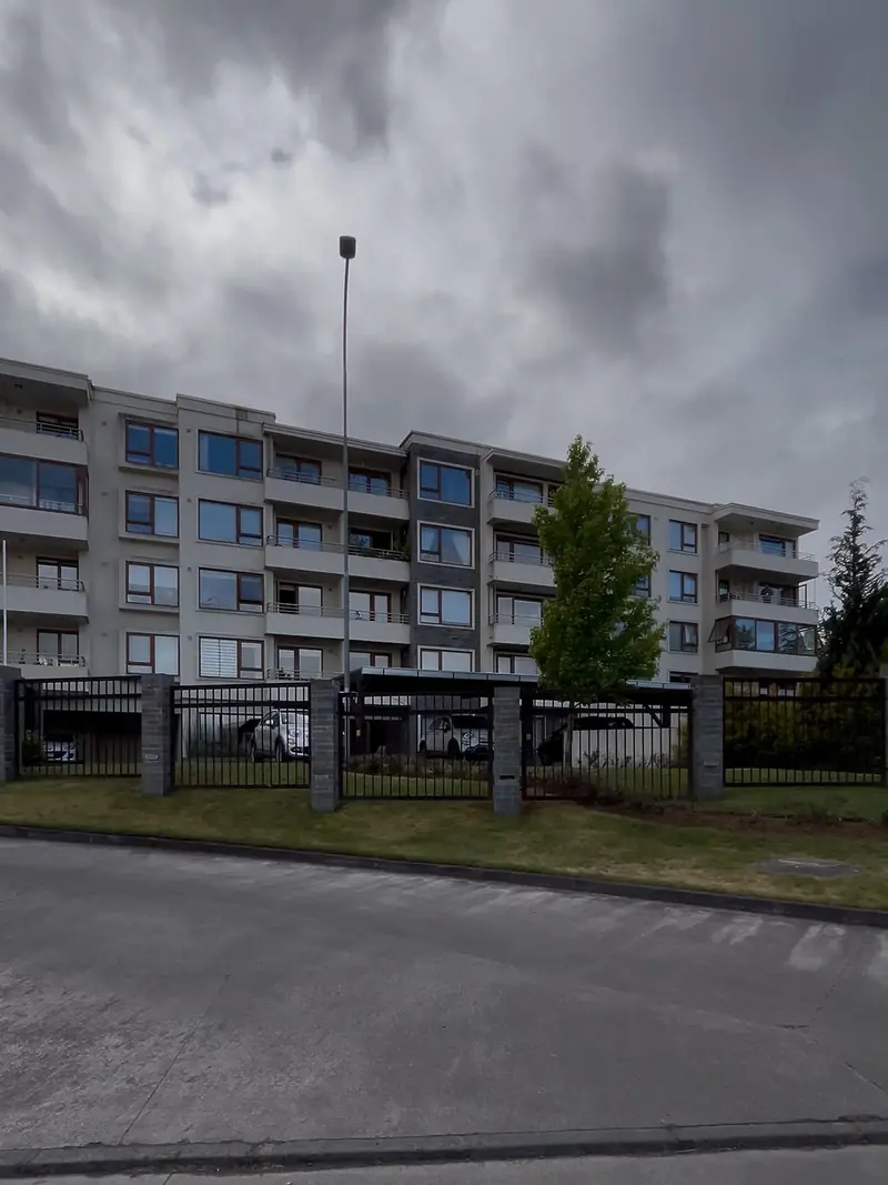Fachada del condominio Cumbres del Sur