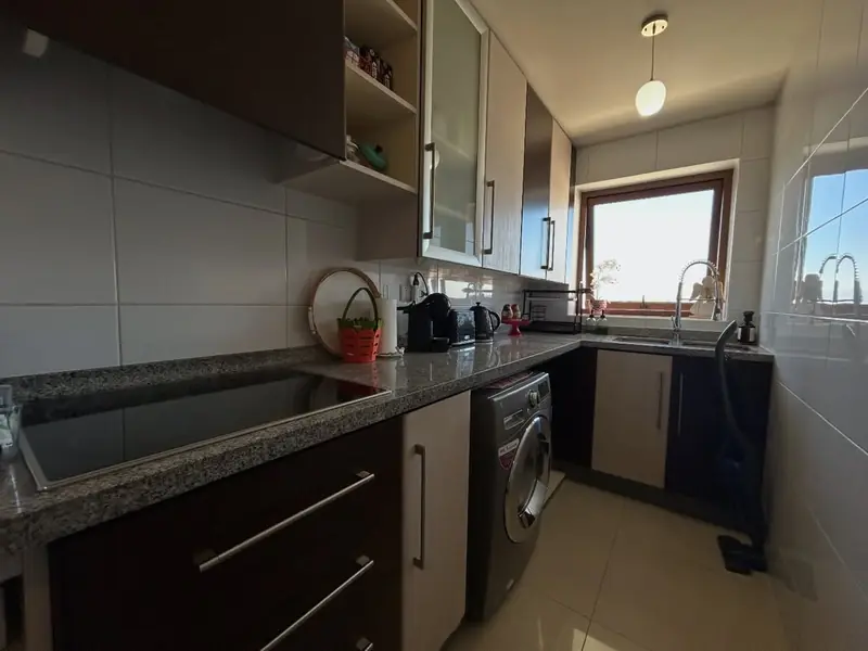 Cocina con espacio para lavavajillas y lavadora