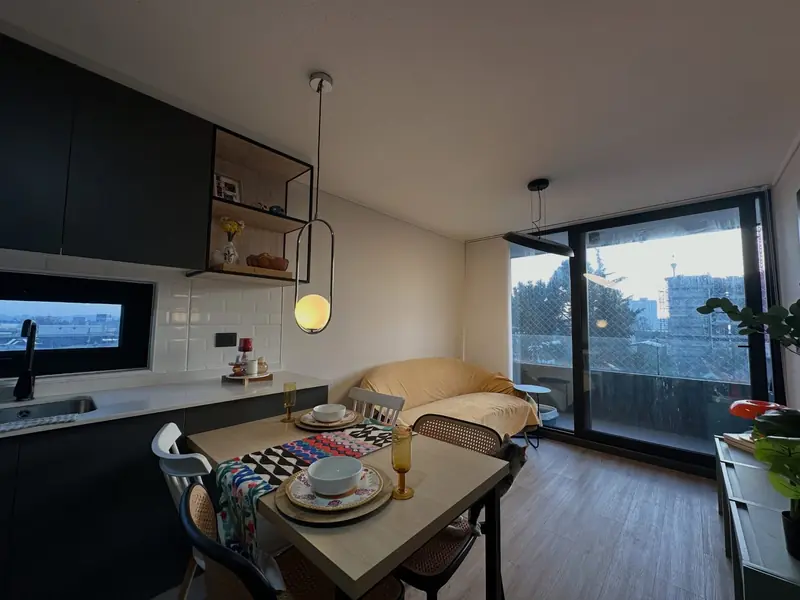 Living-comedor amoblado con salida a terraza en Edificio Vértice, Temuco