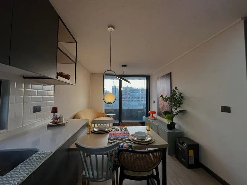 Comedor y cocina integrada del departamento Edificio Vértice, Temuco