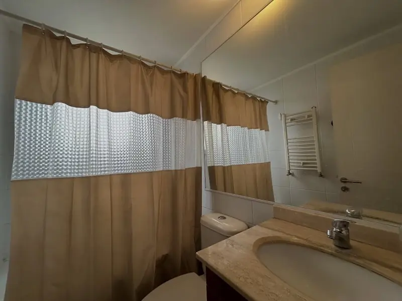 Baño completo del departamento Jardín de los Reyes