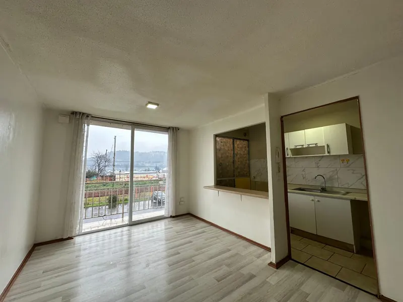 Living-comedor con salida a terraza del departamento en Condominio Nueva Estación, Temuco