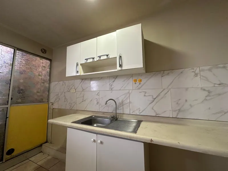 Cocina americana con logia del departamento en Condominio Nueva Estación, Temuco