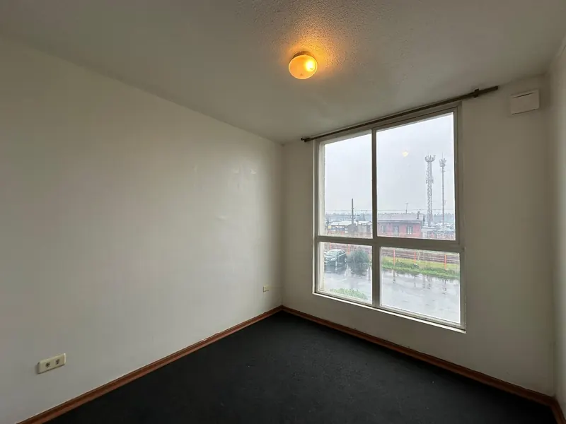 Dormitorio luminoso con ventanal del departamento en Condominio Nueva Estación, Temuco