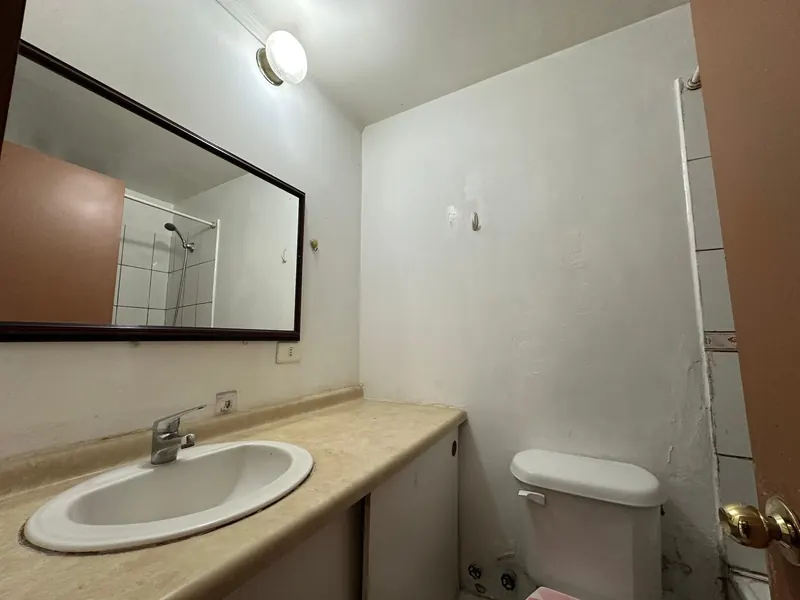 Baño completo del departamento en Condominio Nueva Estación, Temuco