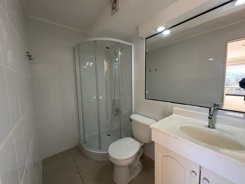 Baño con ducha del departamento de calle Thiers, Temuco