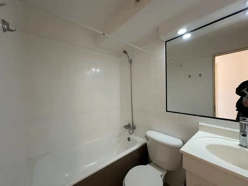Baño con tina del departamento de calle Thiers, Temuco