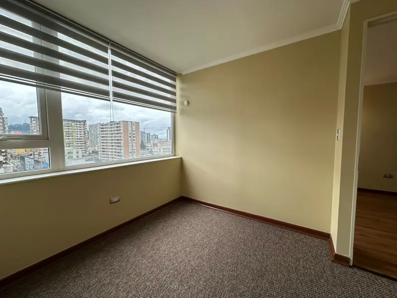 Dormitorio del departamento Torre Quattro con vista urbana en Temuco