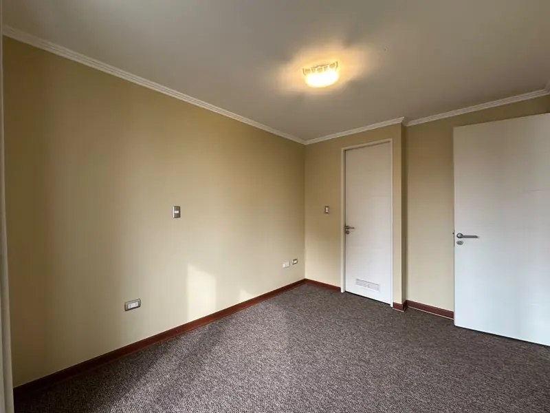 Dormitorio principal del departamento Torre Quattro, Temuco