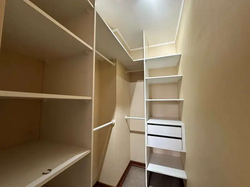 Walk-in closet del dormitorio principal en Edificio Torre Quattro
