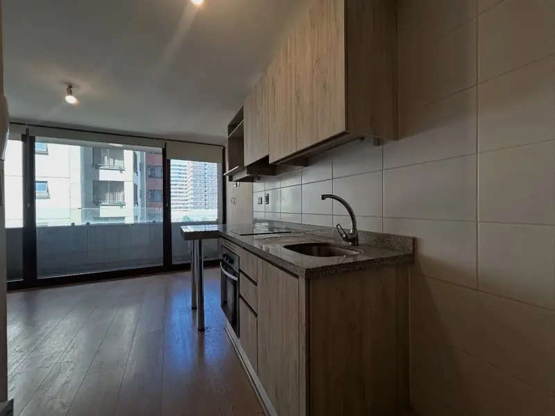Cocina moderna del studio en arriendo en el centro de Temuco