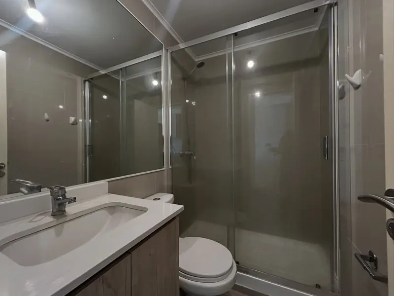 Baño completo del moderno studio en arriendo en Temuco