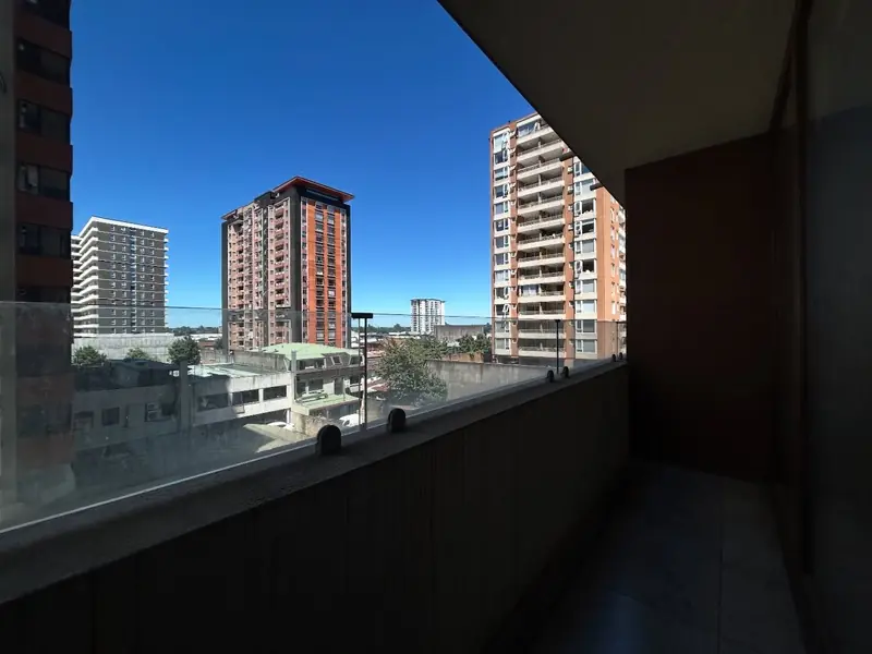 Terraza con sol de tarde del moderno studio en el centro de Temuco