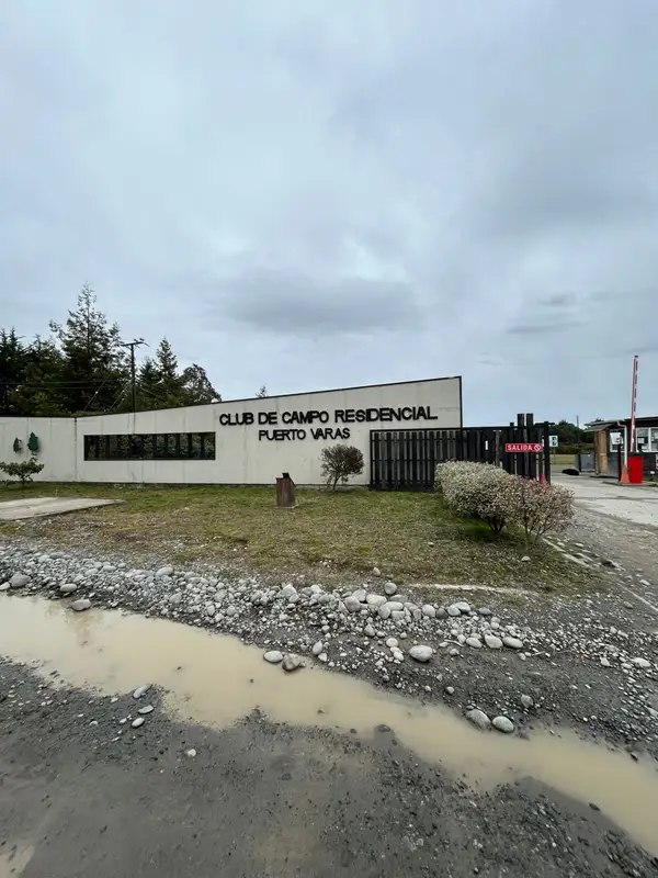 Acceso controlado del Condominio Club de Campo Residencial, Puerto Varas