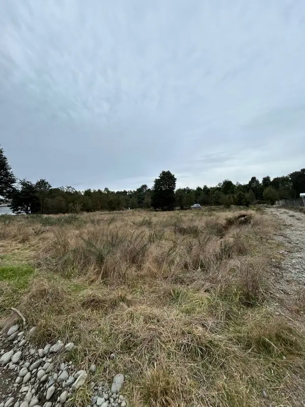 Superficie de la parcela junto al camino interior del condominio