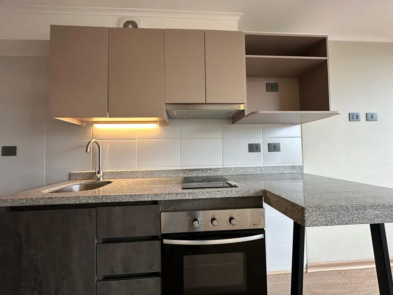 Cocina moderna del studio en Edificio Centro Bello II, Temuco
