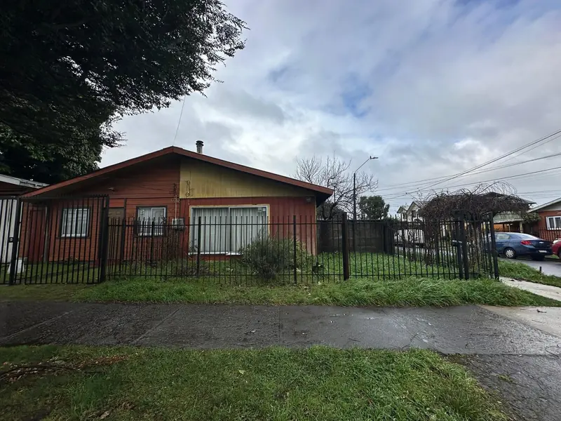 Fachada principal y acceso del terreno comercial en Inés de Suárez, Temuco