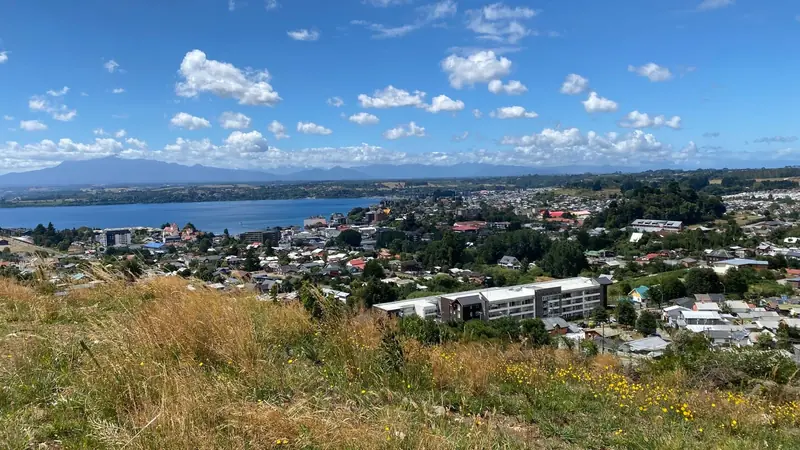 Vista panorámica de Puerto Varas y el lago