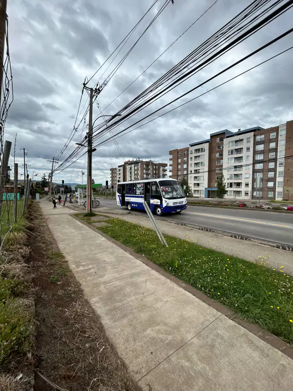 Vereda y transporte público frente al terreno en Av. Luis Durand, Temuco