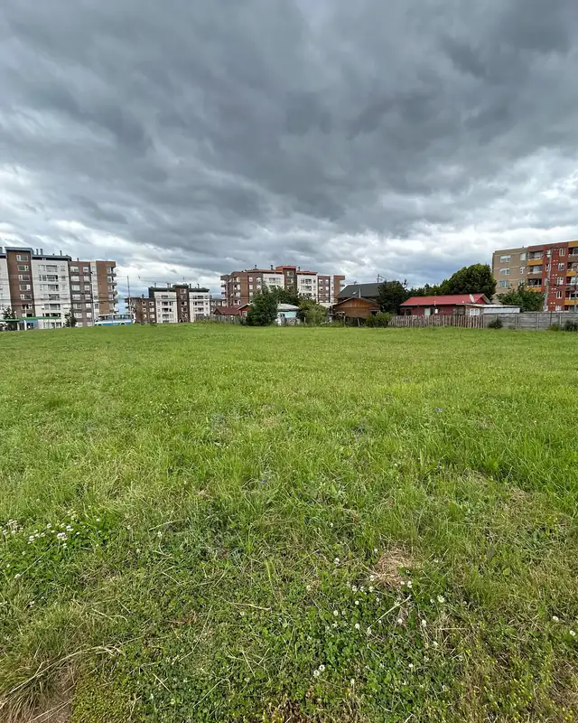 Terreno en Av. Luis Durand, Temuco, hacia las viviendas y edificios vecinos