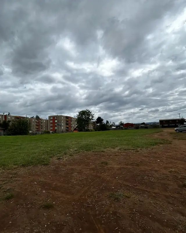 Acceso de tierra en el borde del terreno en Av. Luis Durand, Temuco