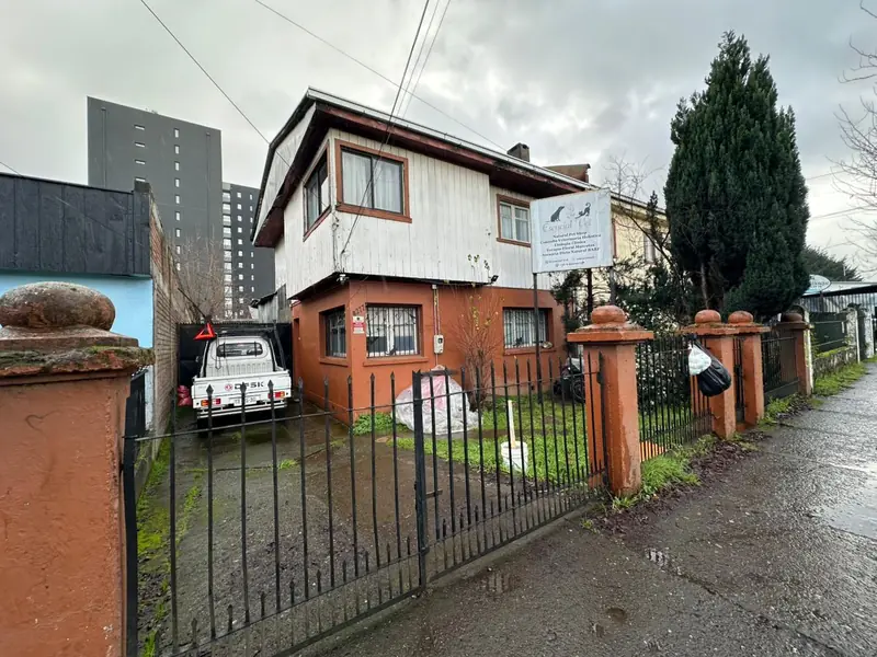 Fachada y acceso del terreno en Av. O'Higgins