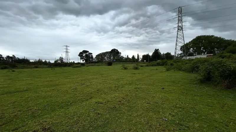 Vista del terreno y torres eléctricas