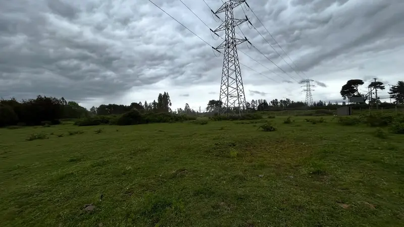 Terreno junto a torre de alta tensión