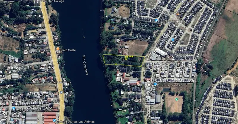 Vista aérea del terreno urbano en venta en sector Collico, Valdivia