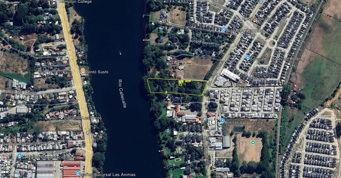 Vista aérea del terreno urbano en venta en sector Collico, Valdivia