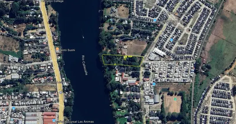 Vista aérea del terreno urbano en venta en sector Collico, Valdivia